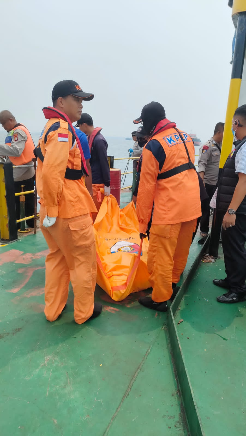 Aksi Cepat Tanggap Tim SAR Pangkalan Penjagaan Laut dan Pantai Kelas I Tanjung Priok Menangani Kecelakaan Kerja di Kapal TB. ASP Glory