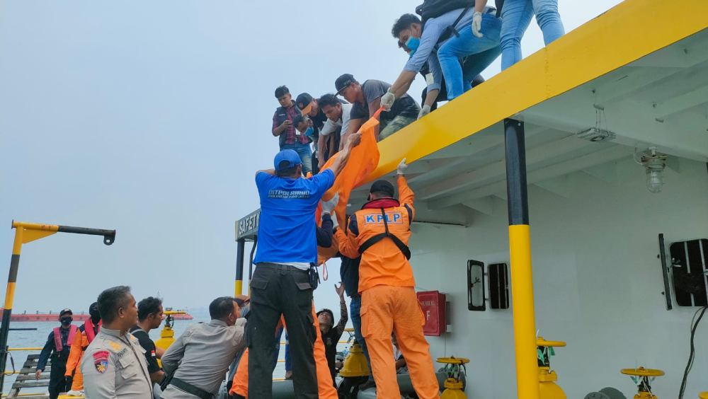 Aksi Cepat Tanggap Tim SAR Pangkalan Penjagaan Laut dan Pantai Kelas I Tanjung Priok Menangani Kecelakaan Kerja di Kapal TB. ASP Glory
