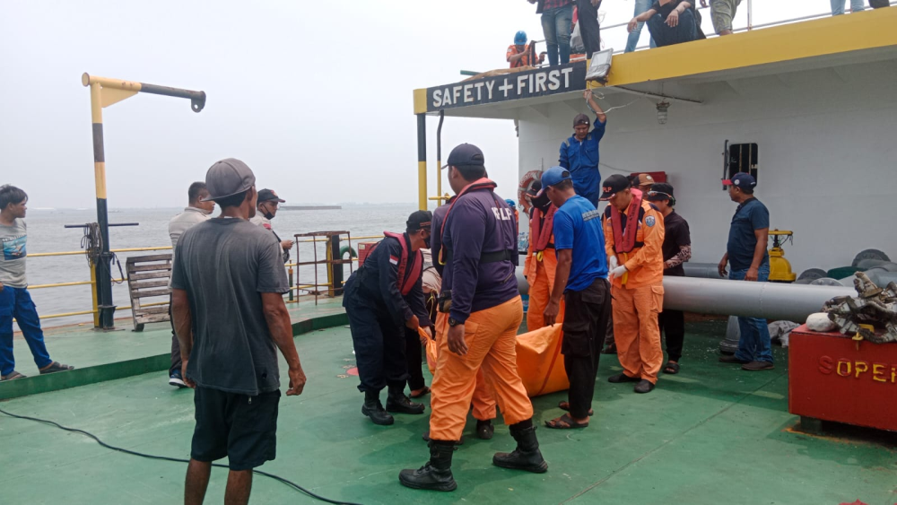 Aksi Cepat Tanggap Tim SAR Pangkalan Penjagaan Laut dan Pantai Kelas I Tanjung Priok Menangani Kecelakaan Kerja di Kapal TB. ASP Glory