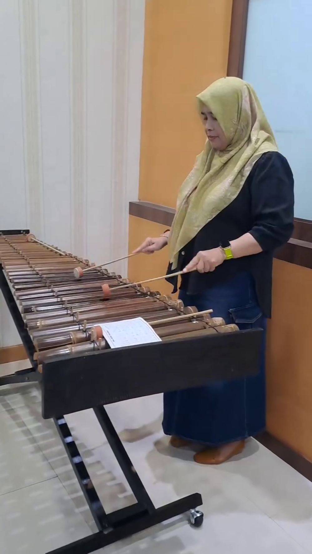 latihan alat musik tradisional oleh dwp ksop dumai