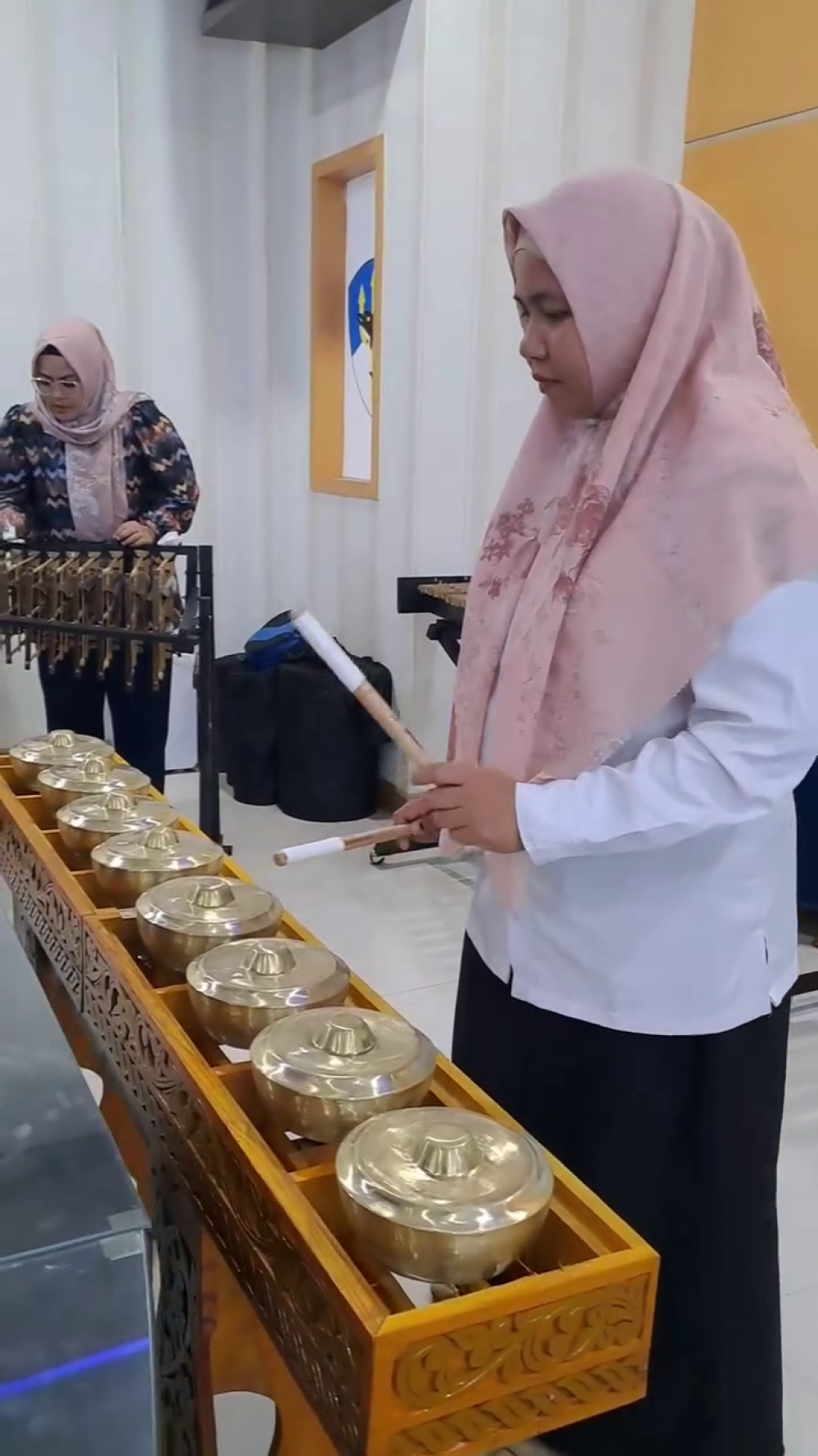 latihan alat musik tradisional oleh dwp ksop dumai