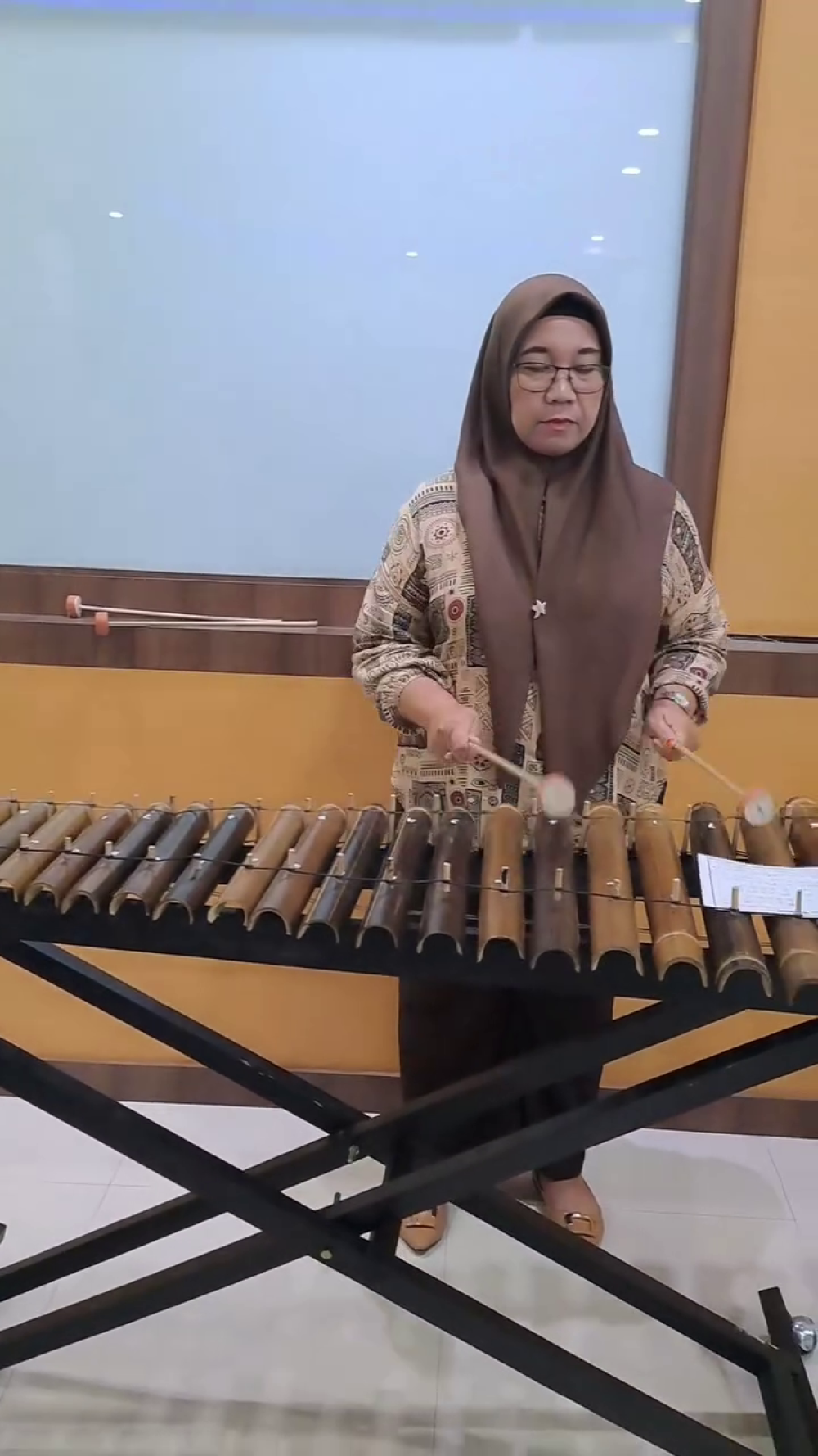 latihan alat musik tradisional oleh dwp ksop dumai