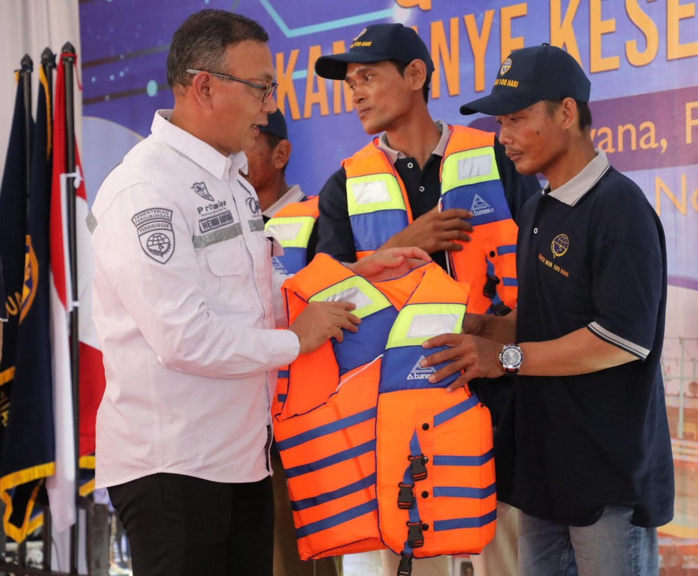 TINGKATKAN KESADARAN KESELAMATAN PELAYARAN, KEMENHUB BAGIKAN E-PAS KECIL, SKK DAN LIFE JACKET