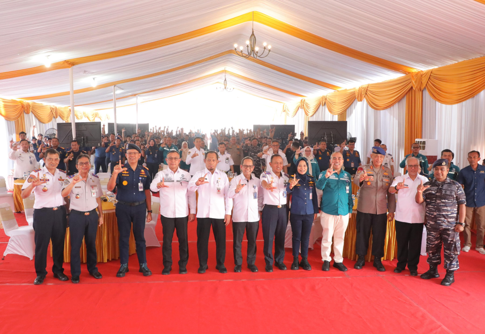 TINGKATKAN KESADARAN KESELAMATAN PELAYARAN, KEMENHUB BAGIKAN E-PAS KECIL, SKK DAN LIFE JACKET