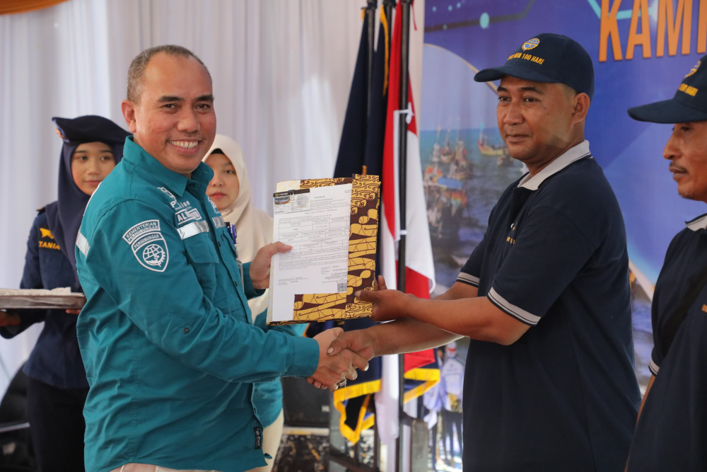 TINGKATKAN KESADARAN KESELAMATAN PELAYARAN, KEMENHUB BAGIKAN E-PAS KECIL, SKK DAN LIFE JACKET