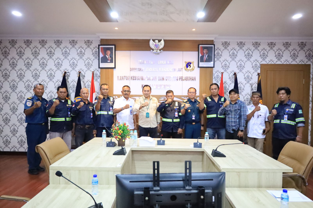 Penyerahan Kartu Tanda Anggota Koperasi TKBM