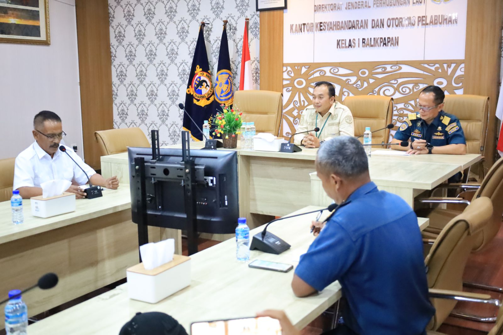 Penyerahan Kartu Tanda Anggota Koperasi TKBM