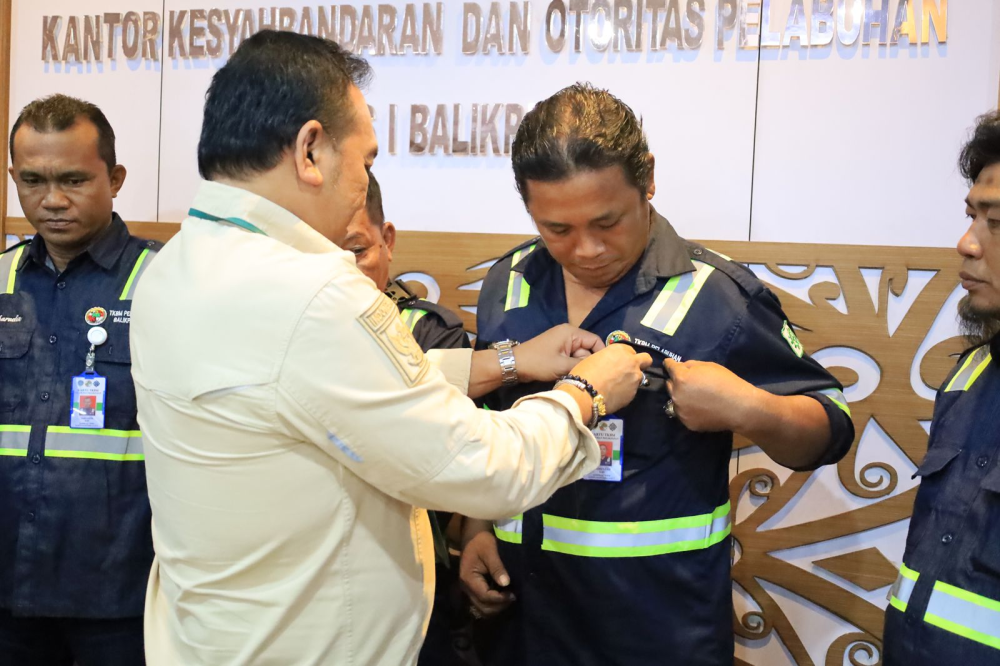 Penyerahan Kartu Tanda Anggota Koperasi TKBM
