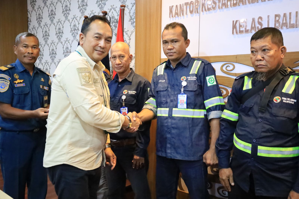 Penyerahan Kartu Tanda Anggota Koperasi TKBM