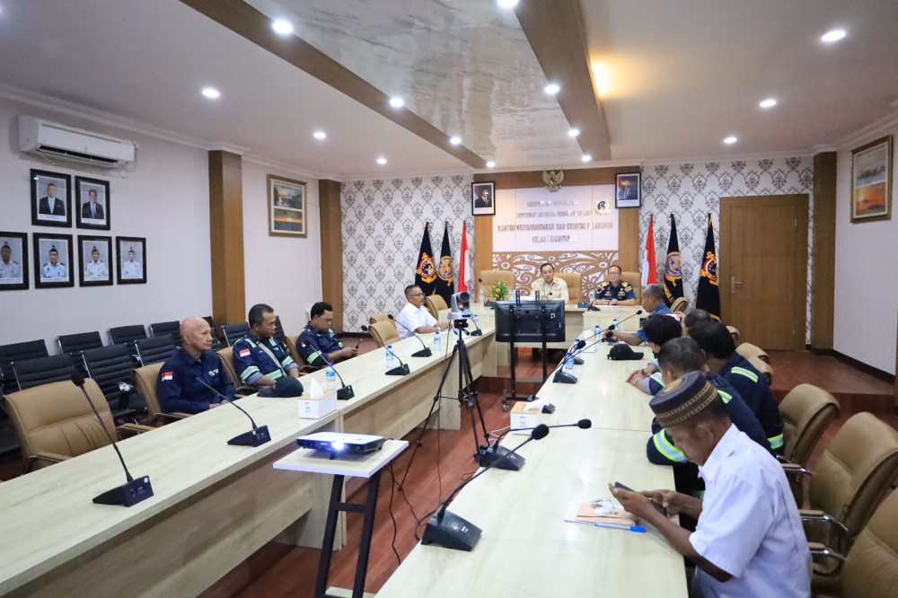 Penyerahan Kartu Tanda Anggota Koperasi TKBM