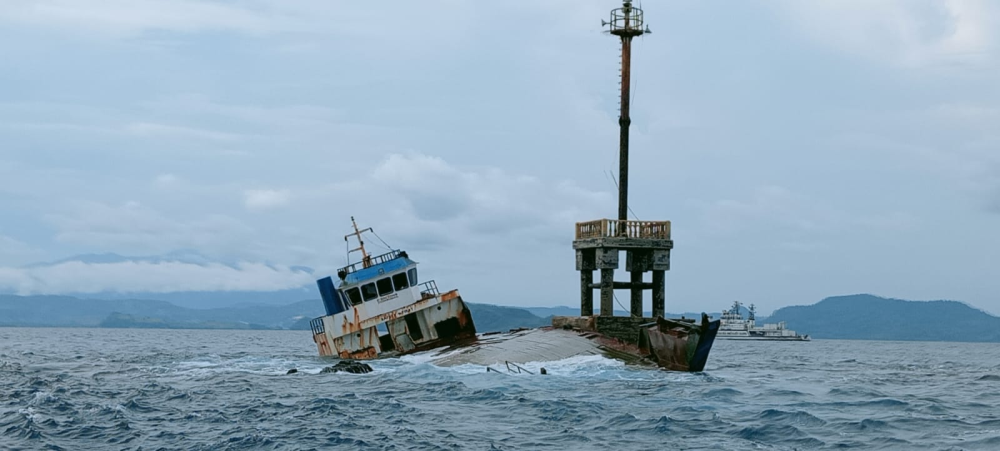 Kapal KN. Trisula P. 111 Pengawasan Kapal LCT Indah Maulida yang Kandas di Perairan Pulau Sangiang