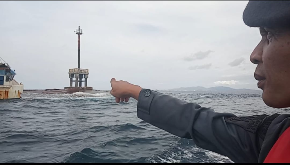 Kapal KN. Trisula P. 111 Pengawasan Kapal LCT Indah Maulida yang Kandas di Perairan Pulau Sangiang