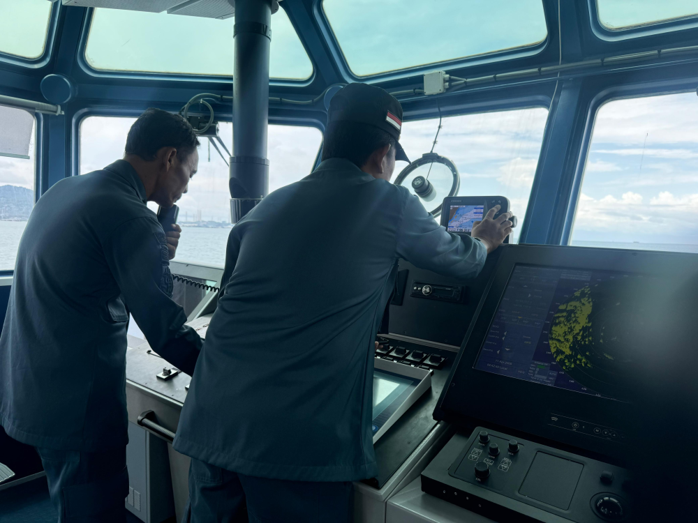 Kapal KN. Trisula P. 111 Pengawasan Kapal LCT Indah Maulida yang Kandas di Perairan Pulau Sangiang