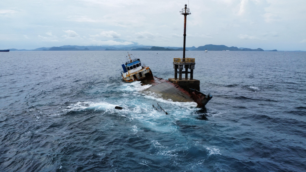 Kapal KN. Trisula P. 111 Pengawasan Kapal LCT Indah Maulida yang Kandas di Perairan Pulau Sangiang