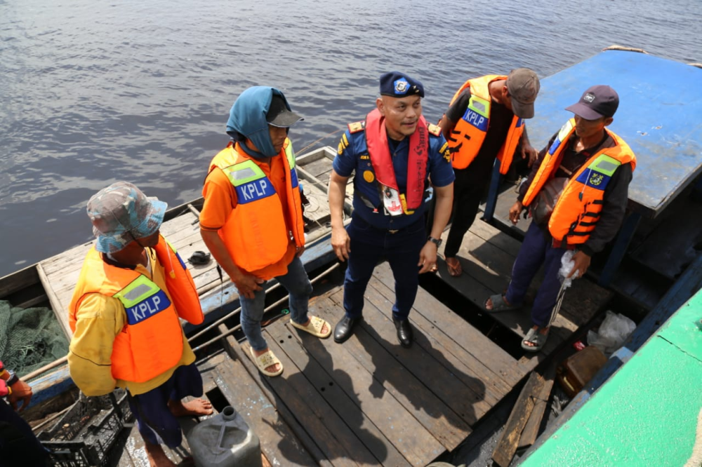 TINGKATKAN KESELAMATAN PELAYARAN KAPAL PELRA DI WILAYAH PERAIRAN DUMAI, KEMENHUB BERI 200 LIFE JACKET