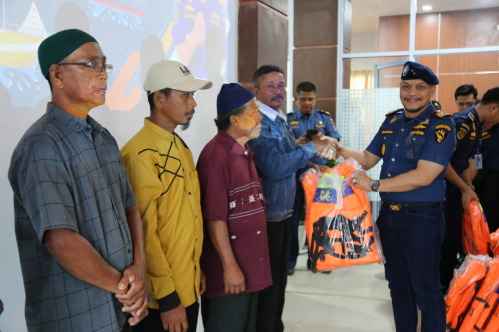 TINGKATKAN KESELAMATAN PELAYARAN KAPAL PELRA DI WILAYAH PERAIRAN DUMAI, KEMENHUB BERI 200 LIFE JACKET