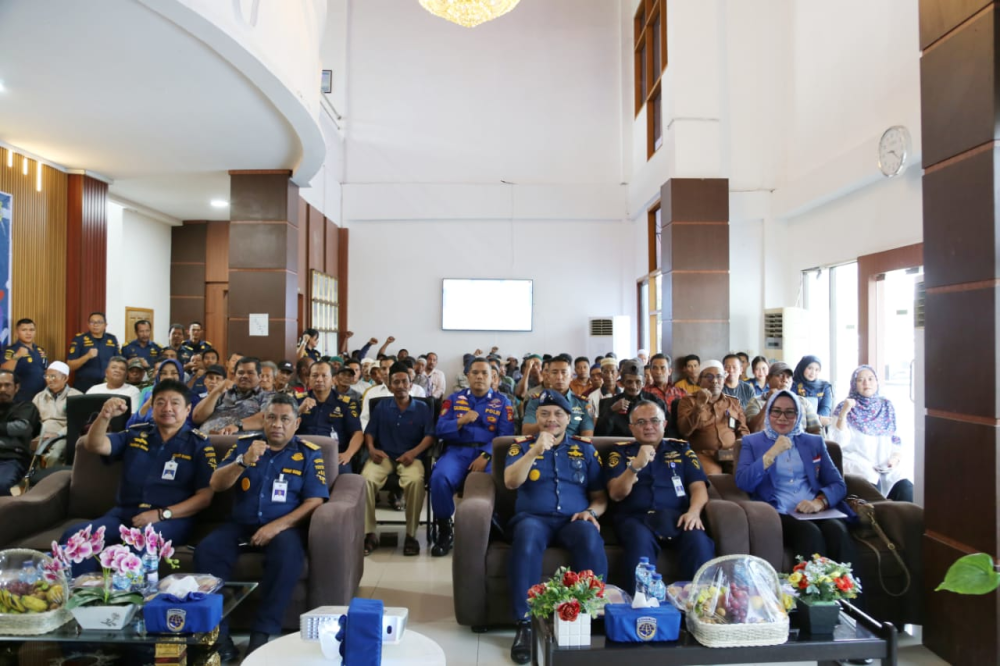 TINGKATKAN KESELAMATAN PELAYARAN KAPAL PELRA DI WILAYAH PERAIRAN DUMAI, KEMENHUB BERI 200 LIFE JACKET