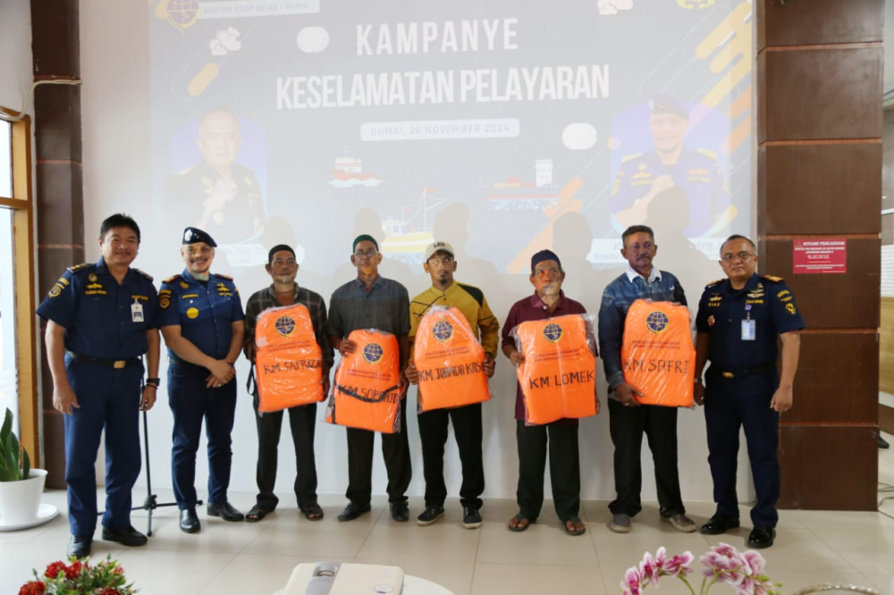 TINGKATKAN KESELAMATAN PELAYARAN KAPAL PELRA DI WILAYAH PERAIRAN DUMAI, KEMENHUB BERI 200 LIFE JACKET