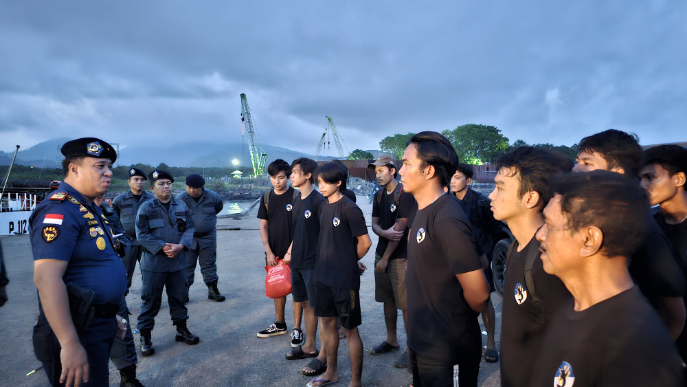 KPLP KEMENHUB BERHASIL SELAMATKAN 19 AWAK KAPAL MV FELYA YANG TERDAMPAR DI UJUNG KULON