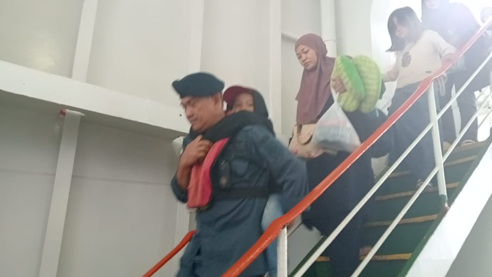 KEMENHUB DITJEN HUBLA PANGKALAN PLP KELAS I TANJUNG PRIOK BERHASIL EVAKUASI PENUMPANG KMP. JAGANTARA yang Kandas di Perairan Bakauheni, Lampung