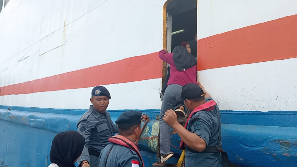 KEMENHUB DITJEN HUBLA PANGKALAN PLP KELAS I TANJUNG PRIOK BERHASIL EVAKUASI PENUMPANG KMP. JAGANTARA yang Kandas di Perairan Bakauheni, Lampung