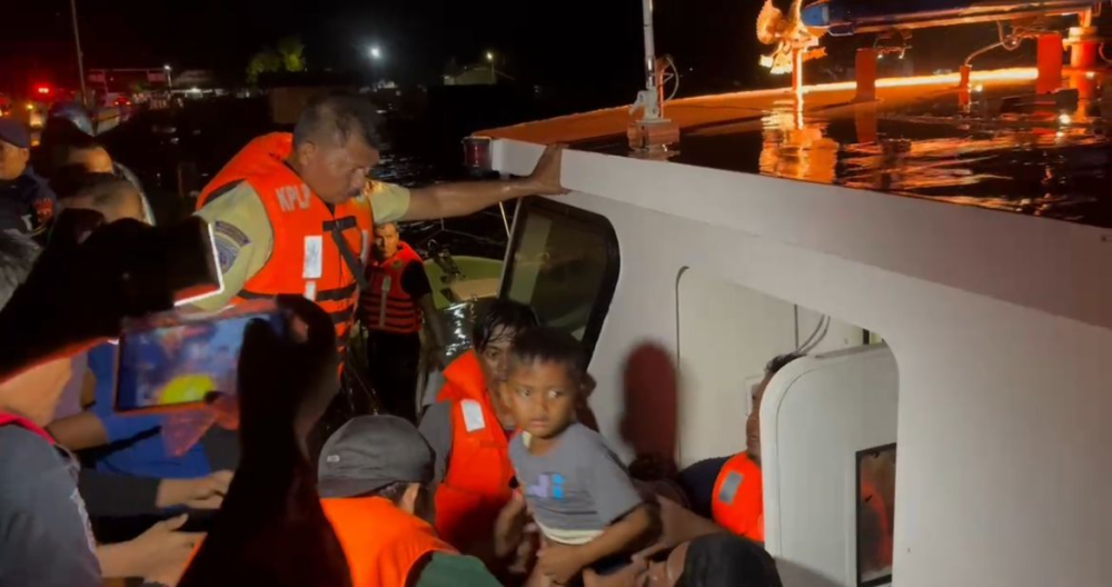 KPLP Kemenhub Bantu Evakuasi Korban Tenggelamnya KLM Fajar Lorena di Perairan Sepudi-Situbondo
