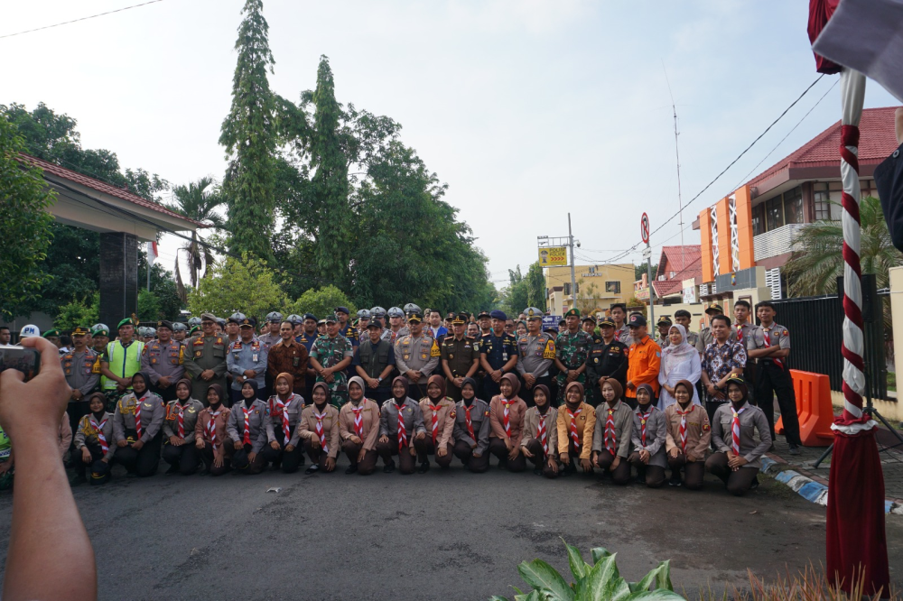 Sinergisitas Dan Soliditas Antar Instansi Dalam Menghadapi Nataru 2024/2025 Di Wilayah Kota Probolinggo, KSOP Kelas IV Probolinggo Mengikuti Giat Apel Gelar Pasukan Kesiapan Operasi Lilin Semeru.