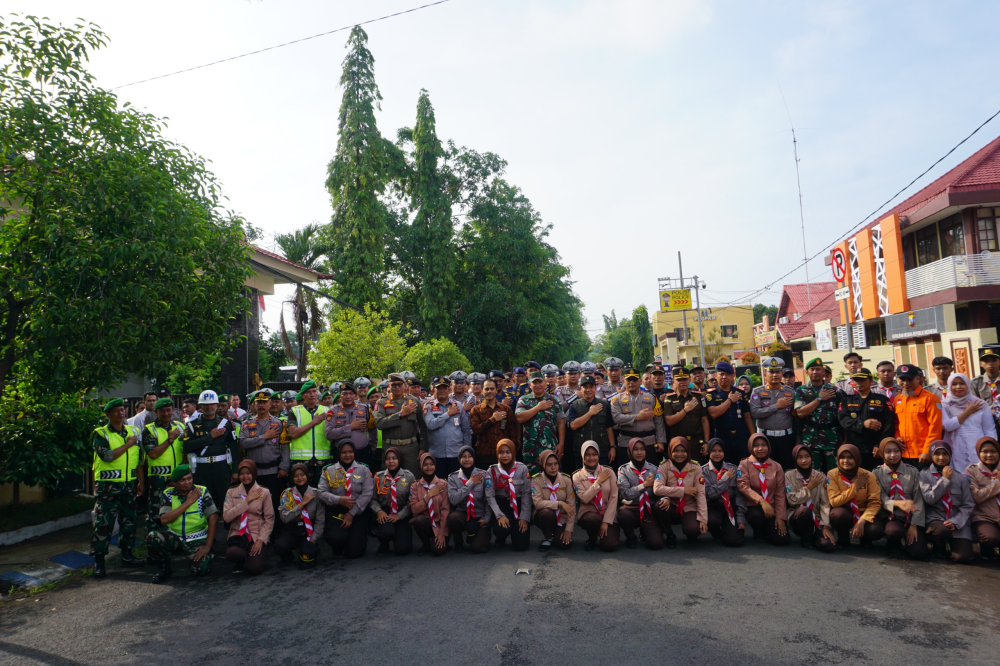 Sinergisitas Dan Soliditas Antar Instansi Dalam Menghadapi Nataru 2024/2025 Di Wilayah Kota Probolinggo, KSOP Kelas IV Probolinggo Mengikuti Giat Apel Gelar Pasukan Kesiapan Operasi Lilin Semeru.
