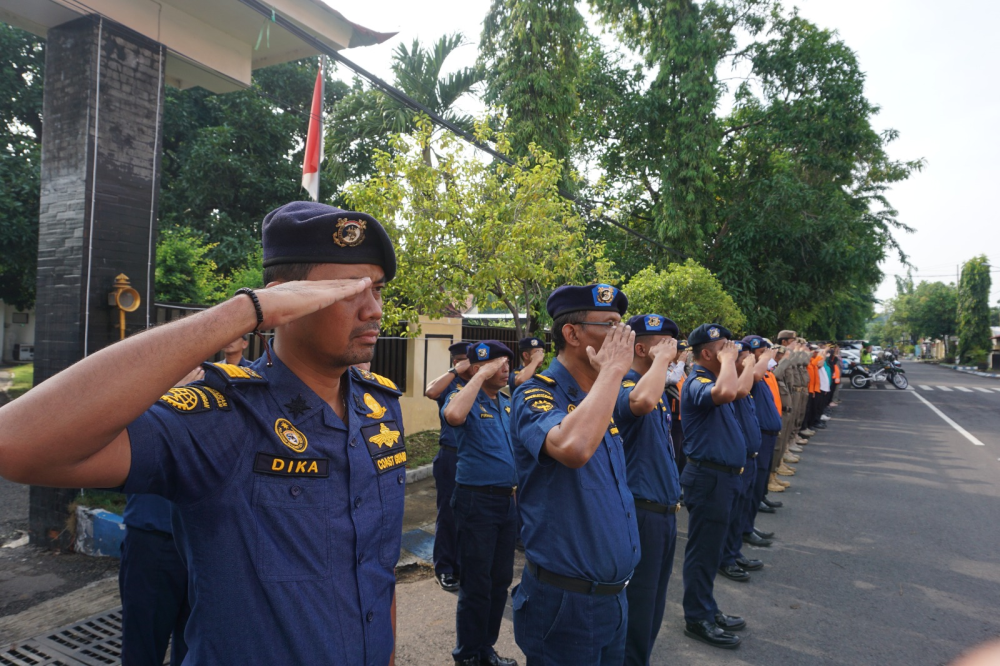 Sinergisitas Dan Soliditas Antar Instansi Dalam Menghadapi Nataru 2024/2025 Di Wilayah Kota Probolinggo, KSOP Kelas IV Probolinggo Mengikuti Giat Apel Gelar Pasukan Kesiapan Operasi Lilin Semeru.