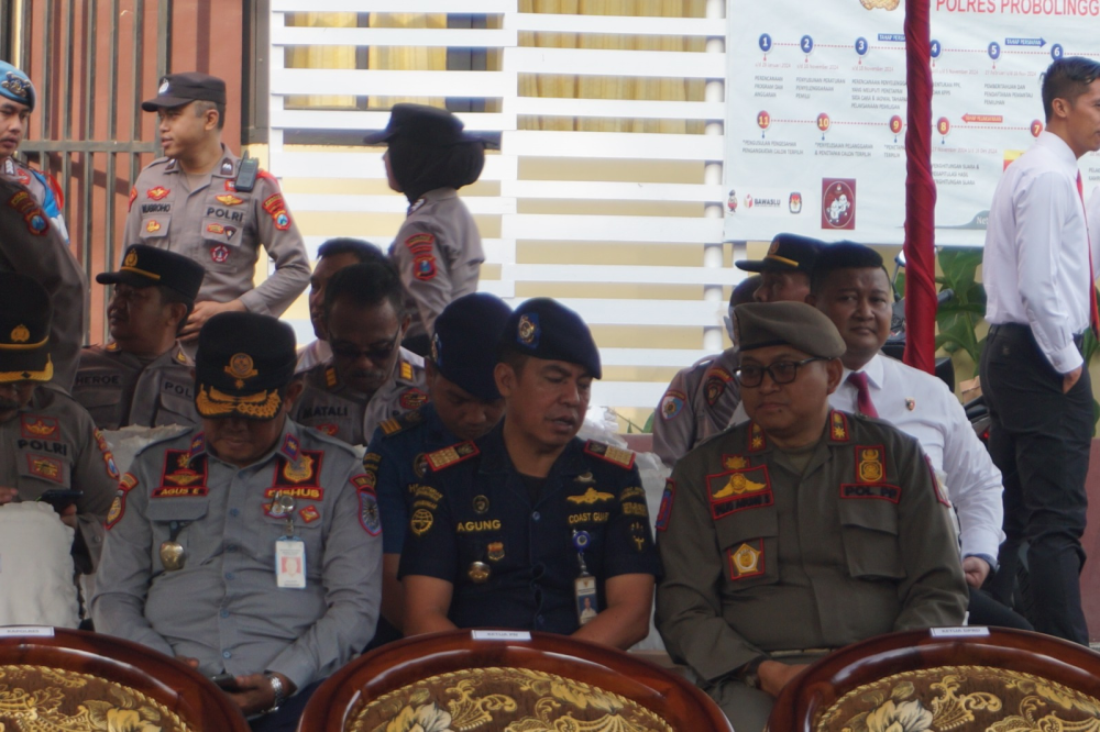 Sinergisitas Dan Soliditas Antar Instansi Dalam Menghadapi Nataru 2024/2025 Di Wilayah Kota Probolinggo, KSOP Kelas IV Probolinggo Mengikuti Giat Apel Gelar Pasukan Kesiapan Operasi Lilin Semeru.