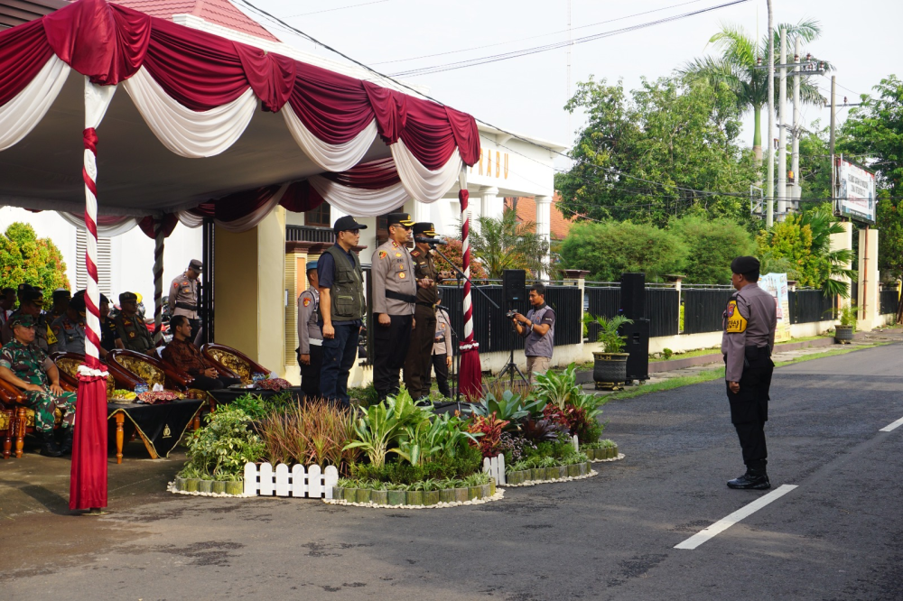Sinergisitas Dan Soliditas Antar Instansi Dalam Menghadapi Nataru 2024/2025 Di Wilayah Kota Probolinggo, KSOP Kelas IV Probolinggo Mengikuti Giat Apel Gelar Pasukan Kesiapan Operasi Lilin Semeru.