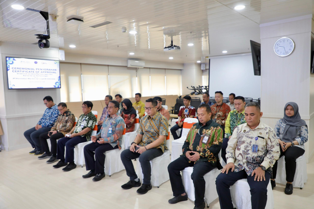 TINGKATKAN KOMPETENSI SDM BIDANG KEPELABUHANAN DAN PEMANDUAN KAPAL, KEMENHUB SERAH TERIMA SERTIFIKAT PENGESAHAN KEPADA PT.PMLI