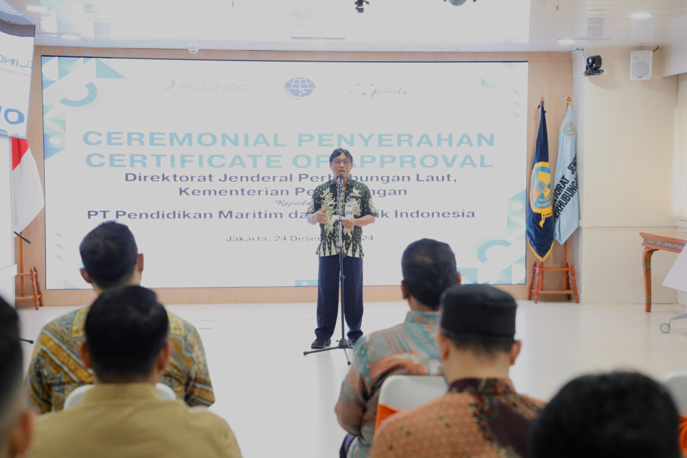 TINGKATKAN KOMPETENSI SDM BIDANG KEPELABUHANAN DAN PEMANDUAN KAPAL, KEMENHUB SERAH TERIMA SERTIFIKAT PENGESAHAN KEPADA PT.PMLI