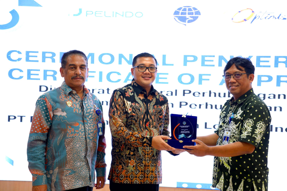 TINGKATKAN KOMPETENSI SDM BIDANG KEPELABUHANAN DAN PEMANDUAN KAPAL, KEMENHUB SERAH TERIMA SERTIFIKAT PENGESAHAN KEPADA PT.PMLI