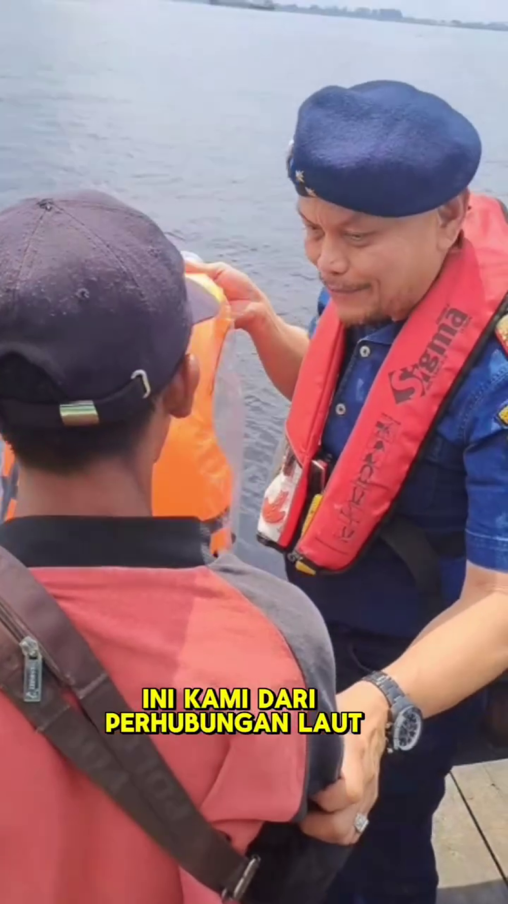 PEMANTAUAN DAN PEMBERIAN LIFEJACKET PADA KAPAL-KAPAL KECIL YANG BEROPERASI DI PERAIRAN DUMAI