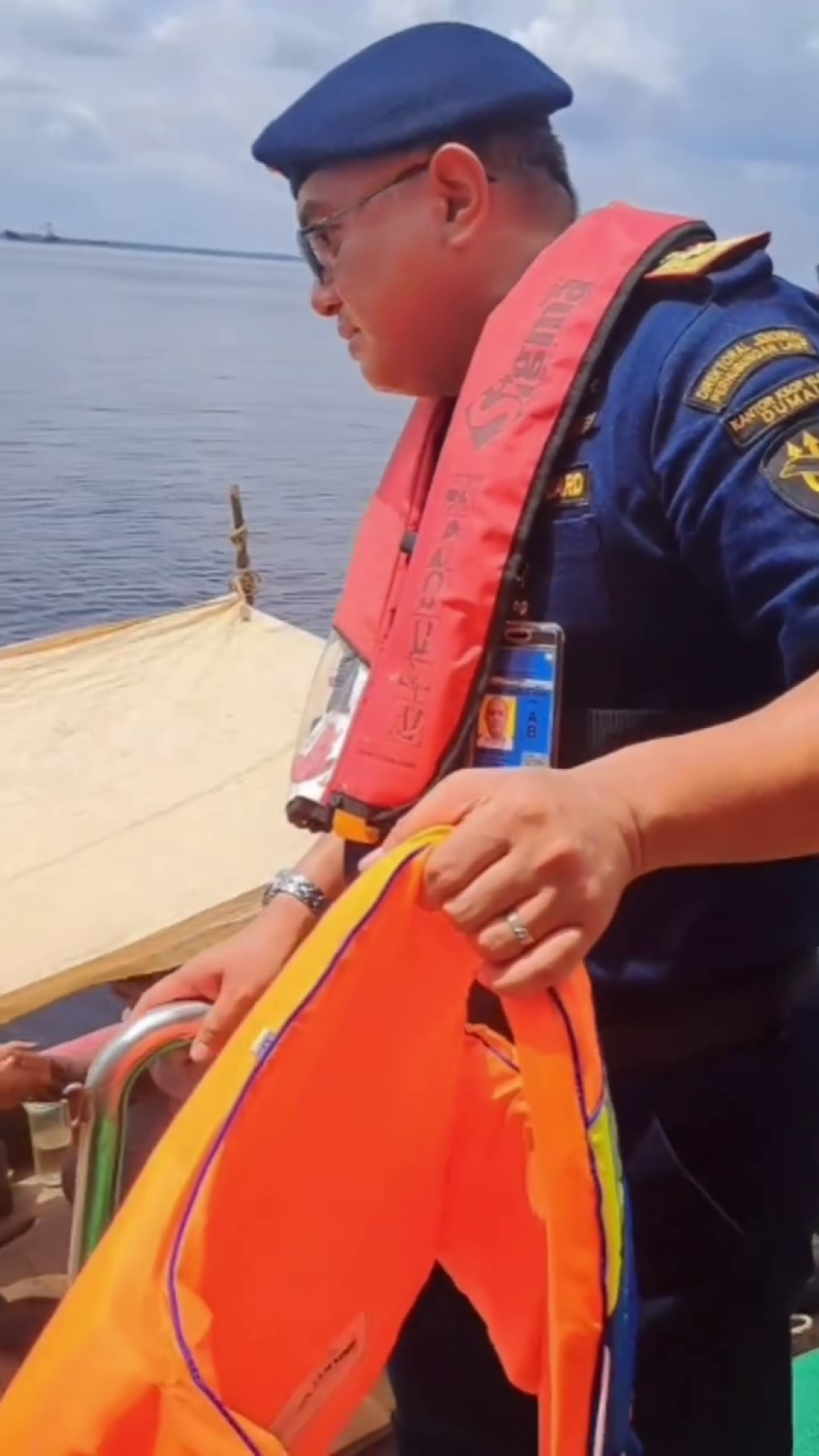 PEMANTAUAN DAN PEMBERIAN LIFEJACKET PADA KAPAL-KAPAL KECIL YANG BEROPERASI DI PERAIRAN DUMAI