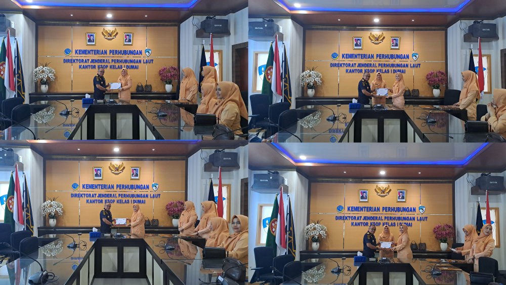 PEMBERIAN SERTIFIKAT PENGHARGAAN KEPADA ANGGOTA DWP DAN PEGAWAI KANTOR KSOP KELAS I DUMAI YANG TURUT BERPARTISIPASI MEMAINKAN ALAT MUSIK TRADISIONAL INDONESIA PADA PERINGATAN HUT DWP