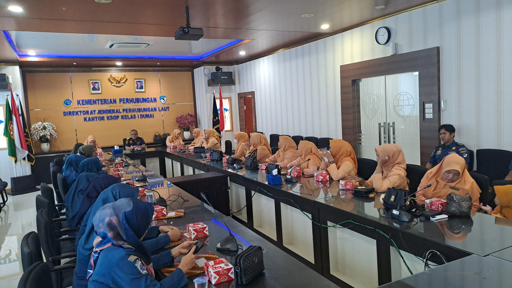 PEMBERIAN SERTIFIKAT PENGHARGAAN KEPADA ANGGOTA DWP DAN PEGAWAI KANTOR KSOP KELAS I DUMAI YANG TURUT BERPARTISIPASI MEMAINKAN ALAT MUSIK TRADISIONAL INDONESIA PADA PERINGATAN HUT DWP
