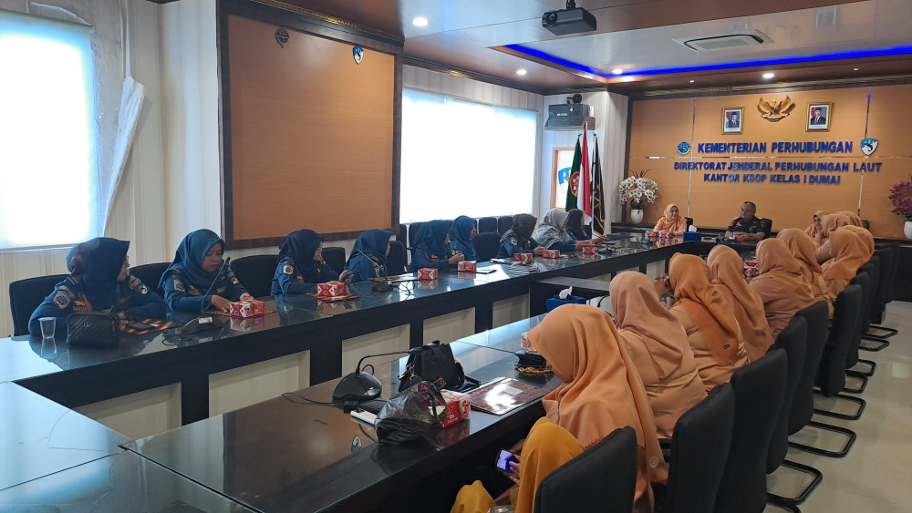 PEMBERIAN SERTIFIKAT PENGHARGAAN KEPADA ANGGOTA DWP DAN PEGAWAI KANTOR KSOP KELAS I DUMAI YANG TURUT BERPARTISIPASI MEMAINKAN ALAT MUSIK TRADISIONAL INDONESIA PADA PERINGATAN HUT DWP