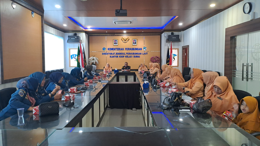 PEMBERIAN SERTIFIKAT PENGHARGAAN KEPADA ANGGOTA DWP DAN PEGAWAI KANTOR KSOP KELAS I DUMAI YANG TURUT BERPARTISIPASI MEMAINKAN ALAT MUSIK TRADISIONAL INDONESIA PADA PERINGATAN HUT DWP