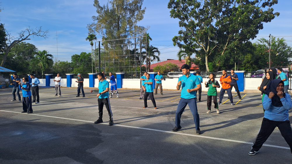 KEGIATAN SENAM KEBUGARAN JASMANI DI KANTOR KSOP KELAS I DUMAI