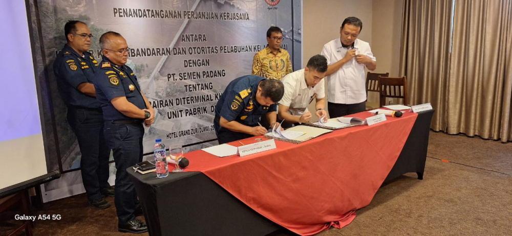 Penandatanganan Perjanjian Kerjasama antara Kantor Kesyahbandaran dan Otoritas Pelabuhan Kelas I Dumai dengan PT. Semen Padang Tentang Sewa Perairan Terminal Khusus (Tersus) PT. Semen Padang