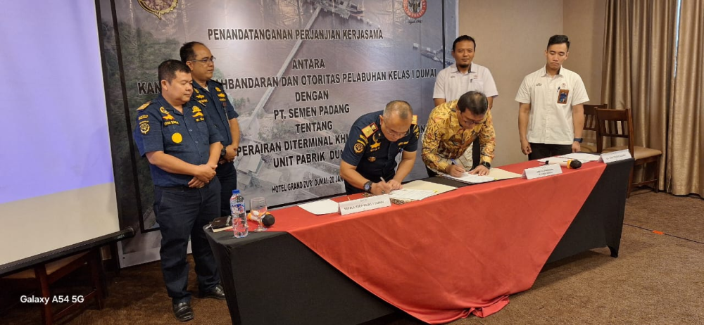Penandatanganan Perjanjian Kerjasama antara Kantor Kesyahbandaran dan Otoritas Pelabuhan Kelas I Dumai dengan PT. Semen Padang Tentang Sewa Perairan Terminal Khusus (Tersus) PT. Semen Padang