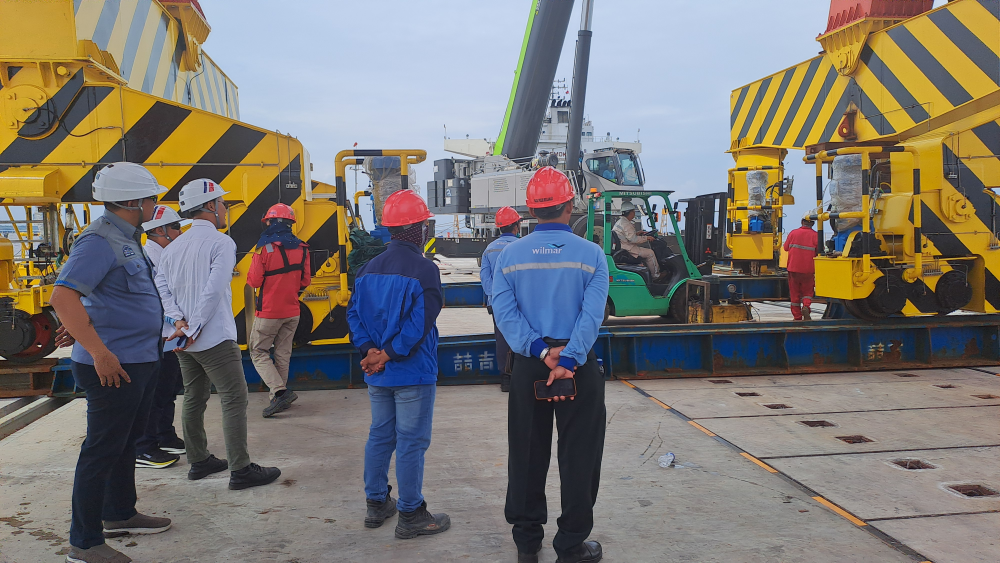 KSOP KELAS I DUMAI MELAKUKAN KEGIATAN PENGAWASAN PENURUNAN CRANE DARI KAPAL MV. FAN ZHOU 6 KE JETTY TERSUS KAWASAN INDUSTRI DUMAI