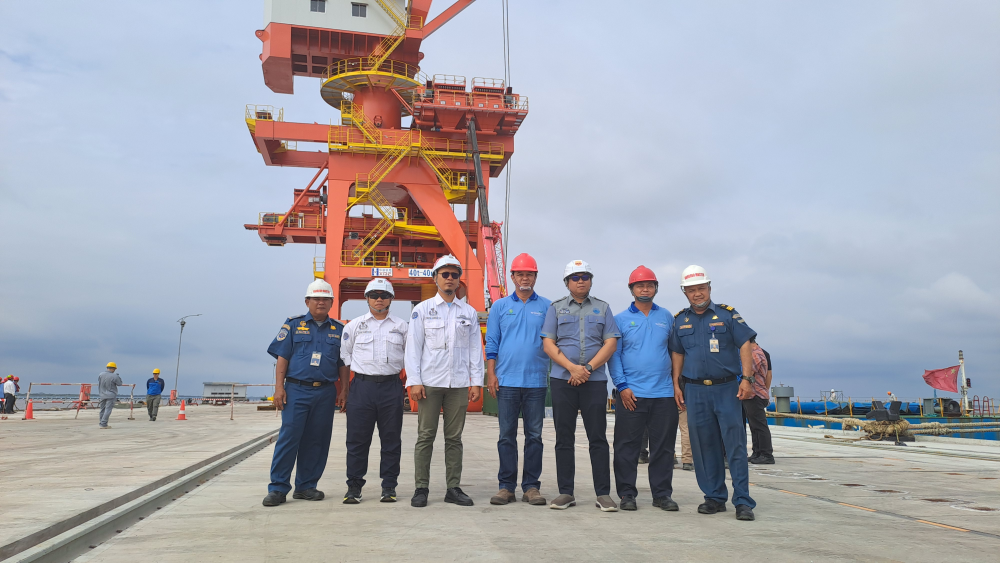 KSOP KELAS I DUMAI MELAKUKAN KEGIATAN PENGAWASAN PENURUNAN CRANE DARI KAPAL MV. FAN ZHOU 6 KE JETTY TERSUS KAWASAN INDUSTRI DUMAI