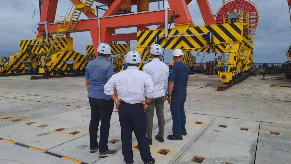 KSOP KELAS I DUMAI MELAKUKAN KEGIATAN PENGAWASAN PENURUNAN CRANE DARI KAPAL MV. FAN ZHOU 6 KE JETTY TERSUS KAWASAN INDUSTRI DUMAI