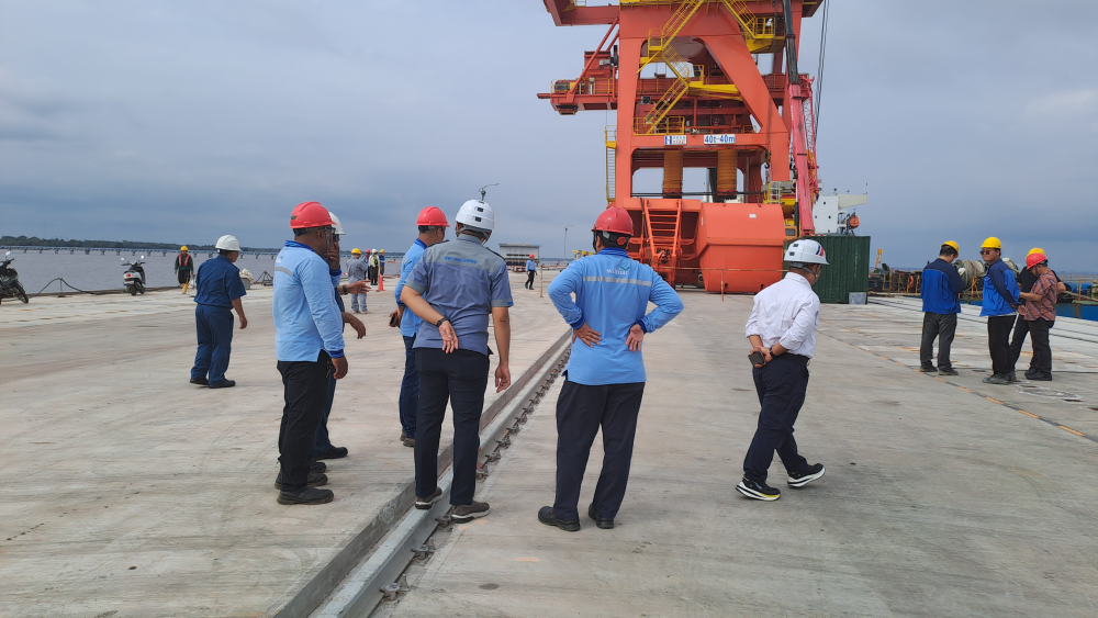 KSOP KELAS I DUMAI MELAKUKAN KEGIATAN PENGAWASAN PENURUNAN CRANE DARI KAPAL MV. FAN ZHOU 6 KE JETTY TERSUS KAWASAN INDUSTRI DUMAI