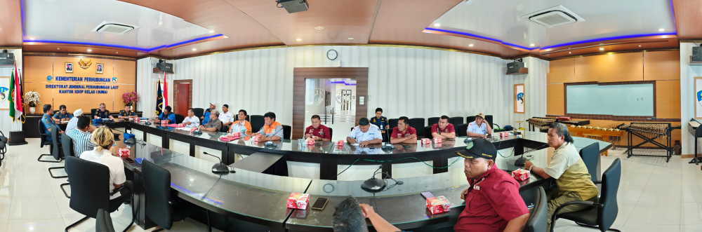 Rapat Pertemuan Tenaga Kerja Bongkar Muat (TKBM) dengan Asosiasi Perusahaan Bongkar Muat Indonesia (APBMI) di Wilayah Pelabuhan Dumai.