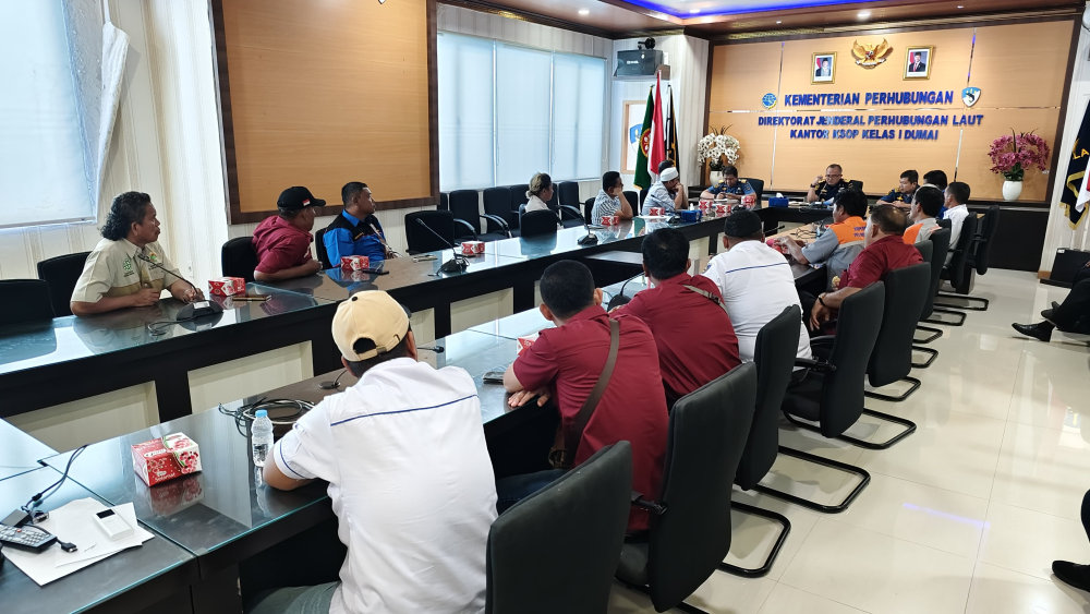 Rapat Pertemuan Tenaga Kerja Bongkar Muat (TKBM) dengan Asosiasi Perusahaan Bongkar Muat Indonesia (APBMI) di Wilayah Pelabuhan Dumai.