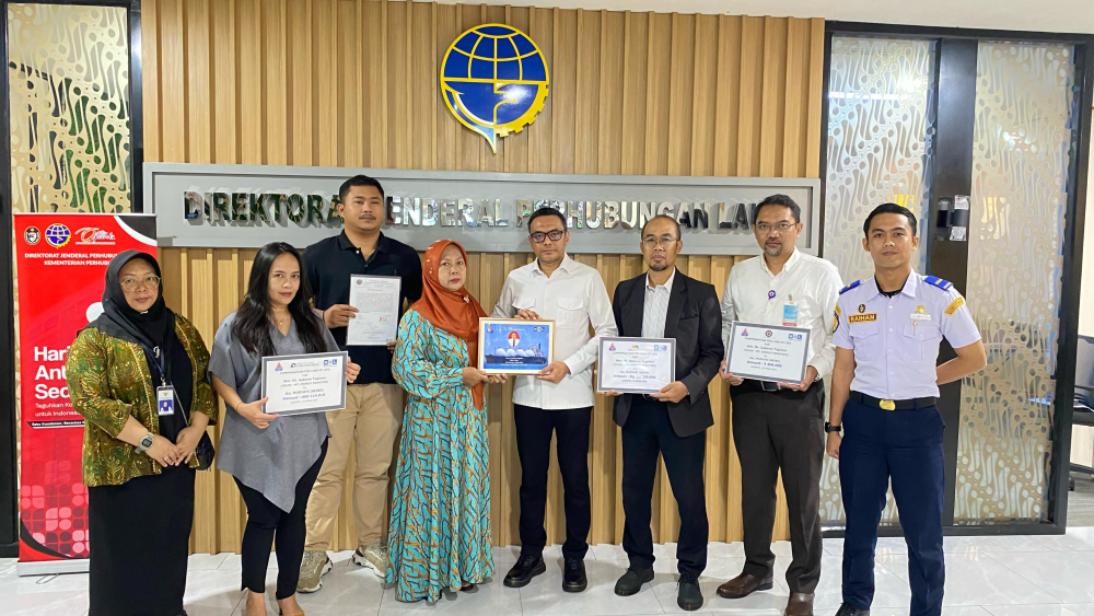 KEMENHUB FASILITASI PENYERAHAN ASURANSI DAN SANTUNAN KEPADA KELUARGA PELAUT YANG MENINGGAL SAAT BERTUGAS